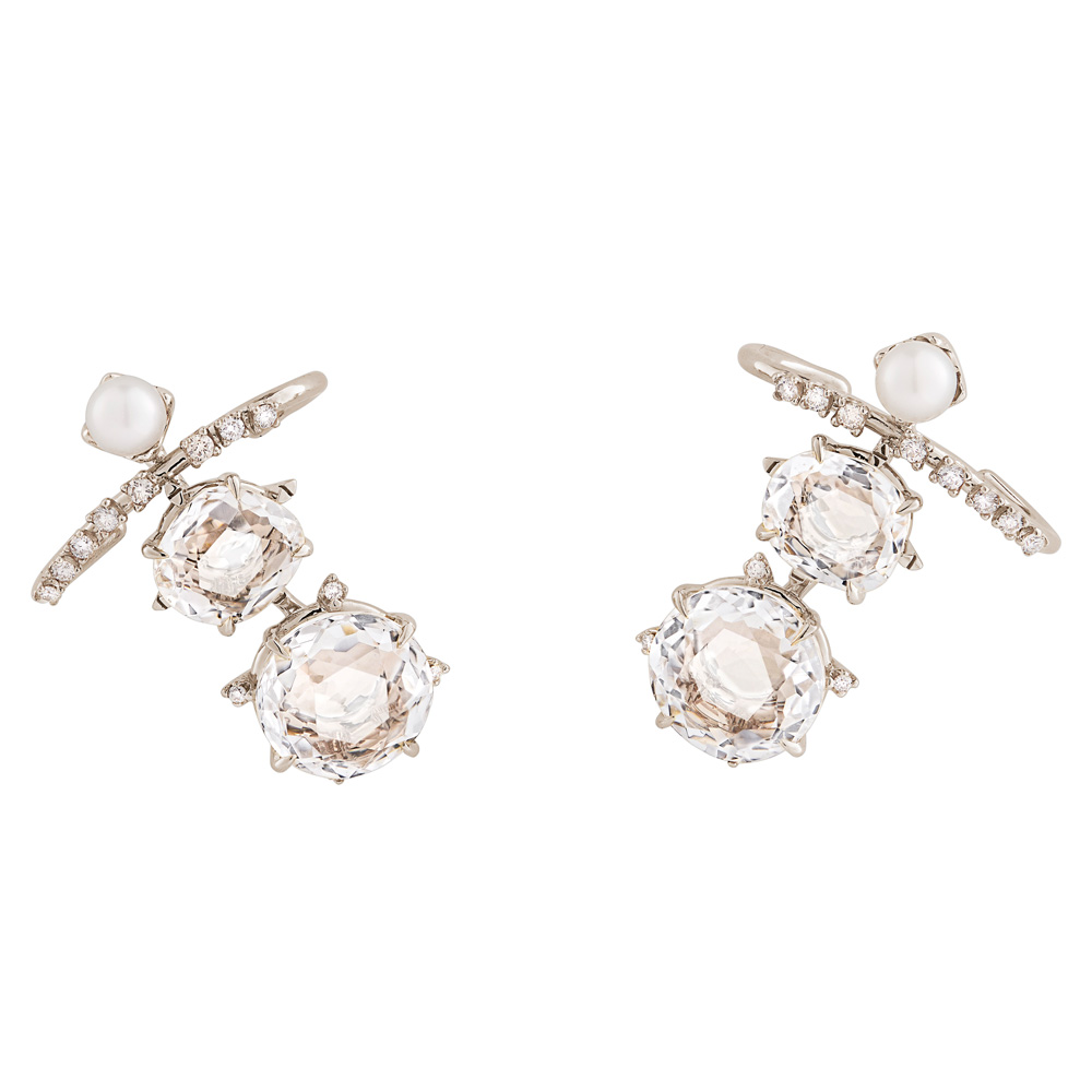 עגיל חבק מטפס 'גראביטי' בשיבוץ קריסטלים ויהלומים עגיל חבק מטפס 'גראביטי' בשיבוץ קריסטלים ויהלומים