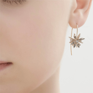 עגיל תלוי 'פלאוור' בזהב אצילי ויהלומים עגיל תלוי 'פלאוור' בזהב אצילי ויהלומים